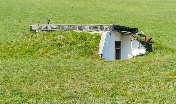 Outdoor landschap een bunker in begroeid met gras begroeide sfeer tonen — Stockfoto