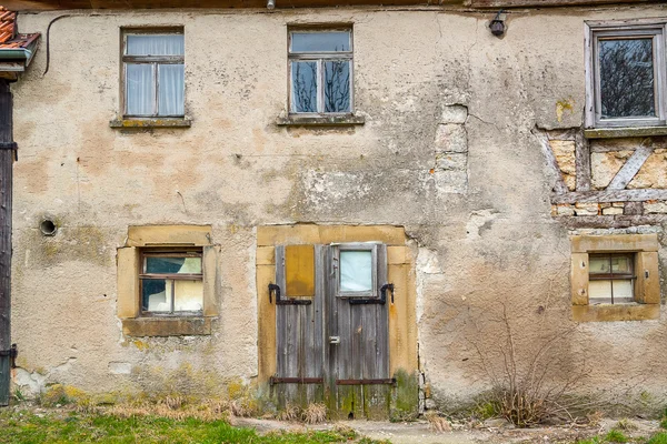 Разрушенная старая ферма — стоковое фото