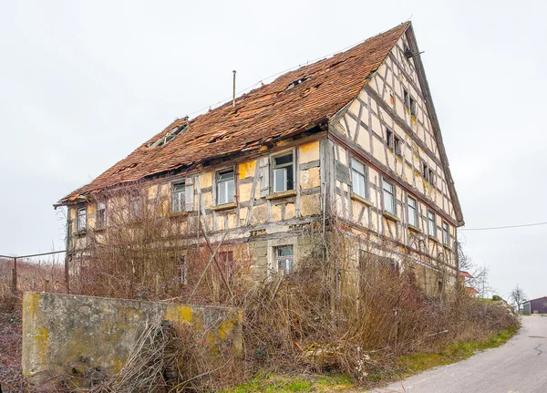 Casa de fazenda velha degradada — Fotografia de Stock