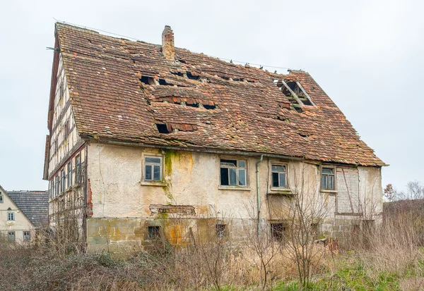 Zaniedbanej stary dom — Zdjęcie stockowe