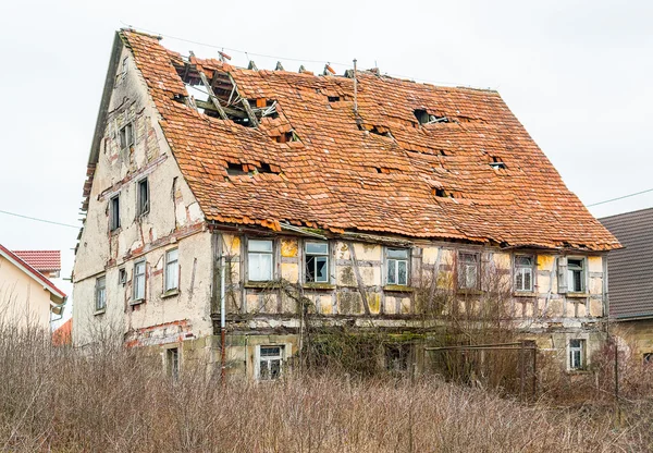 Rundown old farmhouse — Stock Photo, Image