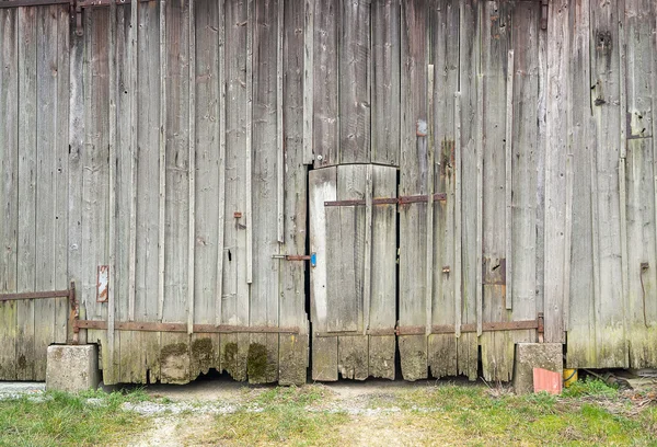 Rundown old barn door — Stock Photo, Image