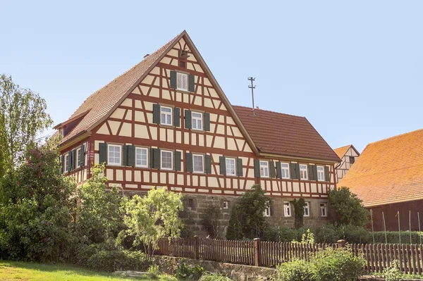 Black and white picture of a historic farmhouse seen in Southern Germany — Stock Photo, Image