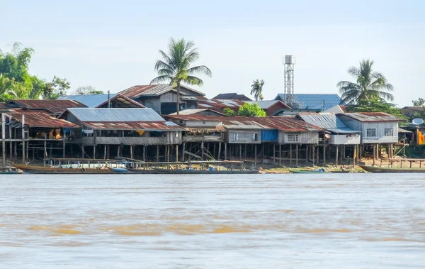 Pueblo en el río Mekong — Foto de Stock