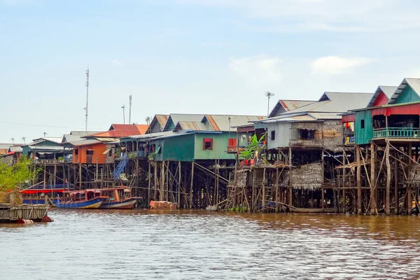 Asentamiento tradicional en el río Tonle Sap — Foto de Stock