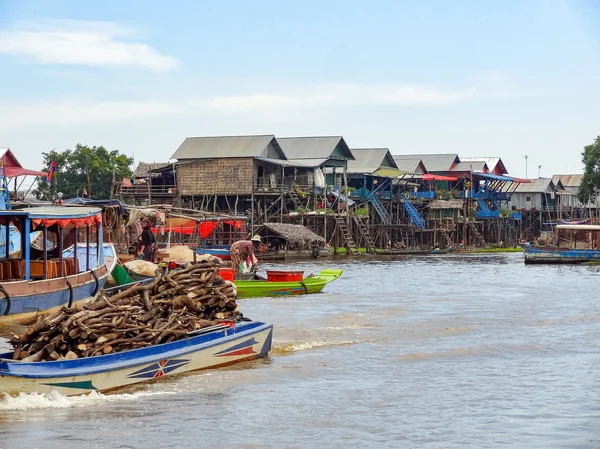 Asentamiento tradicional en el río Tonle Sap — Foto de Stock