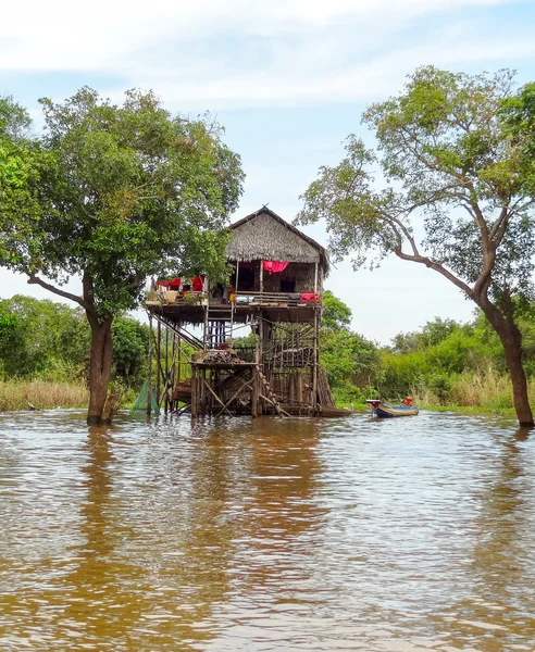 Asentamiento tradicional en el río Tonle Sap — Foto de Stock