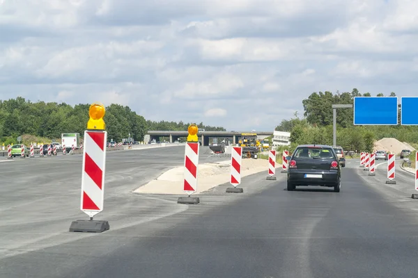 Estrada com zona de construção de estradas — Fotografia de Stock