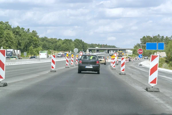 Estrada com zona de construção de estradas — Fotografia de Stock