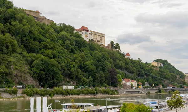 Passau Vízparti Benyomásai Beleértve Veste Oberhaus Veste Niederhaus Alsó Bajorországban — Stock Fotó