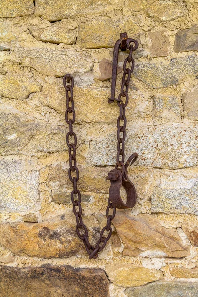 Muro Piedra Con Cadenas Fijas Oxidadas —  Fotos de Stock