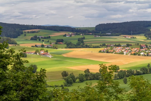 夏はバイエルンの森のファルケンシュタイン城周辺の日当たりの良い航空風景 — ストック写真