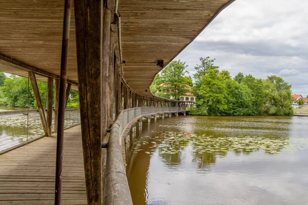 Drewniany Most Nad Jeziorem Wiesenfelden Gmina Bawarii Niemcy Okresie Letnim — Zdjęcie stockowe