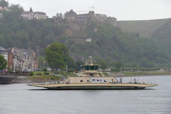Ferry Perto Castelo Rheinfels Desfiladeiro Reno Perto Sankt Goar Renânia — Fotografia de Stock
