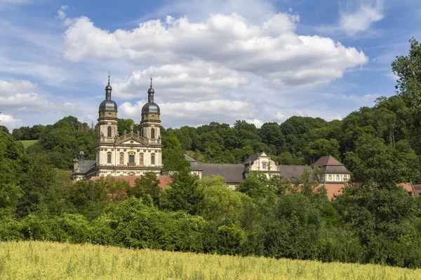 南ドイツの夏の時間帯にホーエンローエに位置する学園修道院 — ストック写真