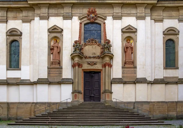 夏時間にドイツ南部のホーエンローエに位置する学園修道院の詳細 — ストック写真