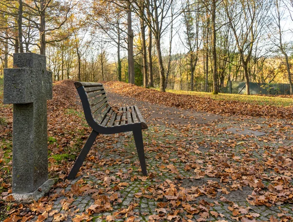 Idylliczna Sceneria Drewnianą Ławką Cmentarzu Jesienią — Zdjęcie stockowe