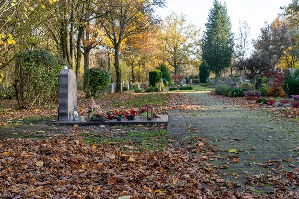 秋天时分墓地周围的田园风光 — 图库照片