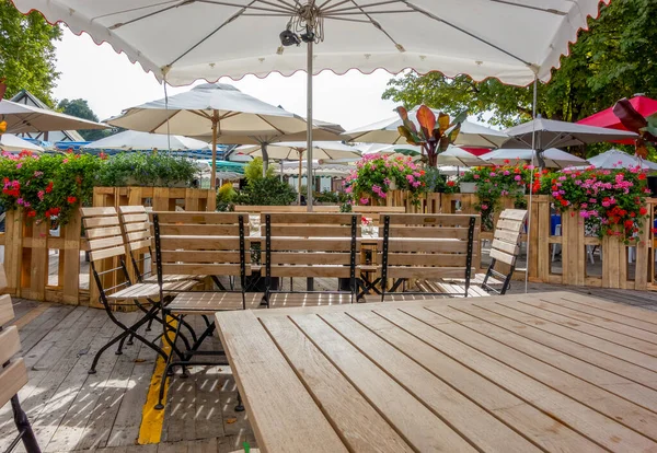 Koltukları Masaları Güneşliği Olan Cennet Gibi Bir Bahçe Manzarası — Stok fotoğraf
