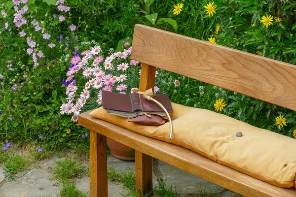 Idyllic Resting Scenery Including Smoking Pipe Book Wooden Bench Flower — Stock Photo, Image