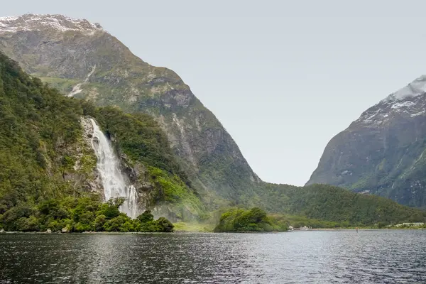 Waterval Rond Milford Sound Het Zuidereiland Van Nieuw Zeeland — Stockfoto