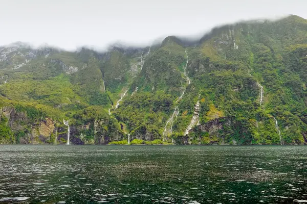 Vodopád Kolem Milford Sound Jižním Ostrově Nového Zélandu — Stock fotografie