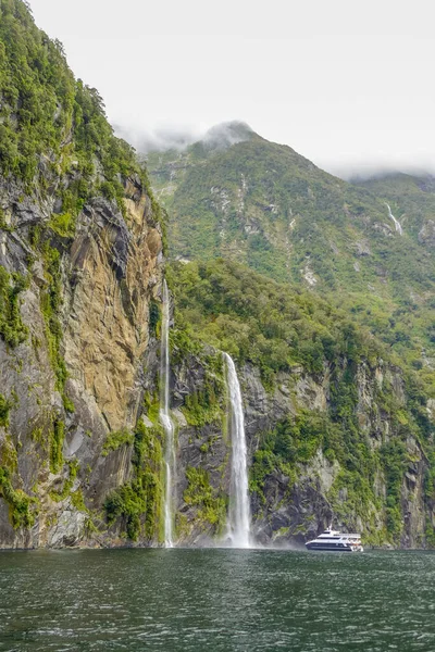 ニュージーランド南島のミルフォードサウンド周辺の滝 — ストック写真