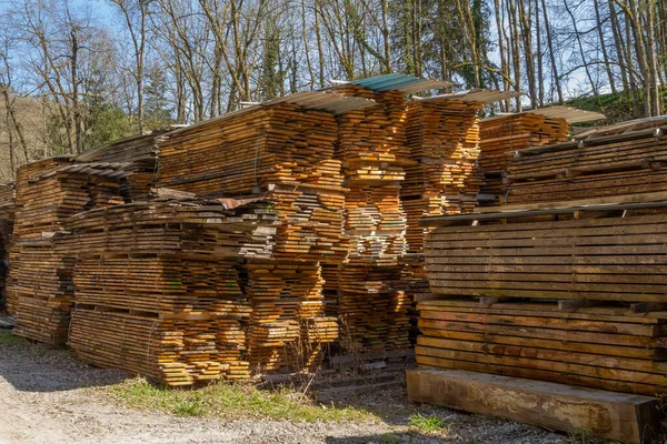 Viele Gestapelte Holzbretter Auf Einem Holzplatz Sonnigem Ambiente — Stockfoto