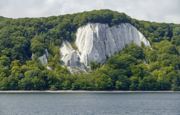 ドイツのリューゲン島のチョーク崖の周りの日当たりの良い風景 — ストック写真