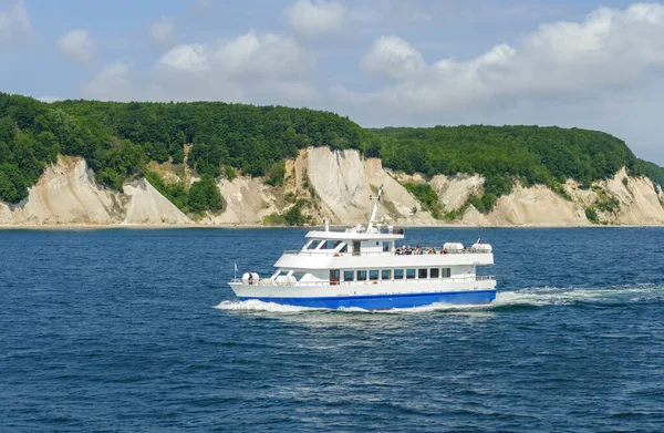 Paisajes Soleados Incluyendo Barco Turístico Alrededor Los Acantilados Tiza Isla — Foto de Stock