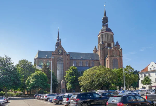 Paisagem Ensolarada Torno Igreja Marys Stralsund Uma Cidade Hanseática Alemanha — Fotografia de Stock