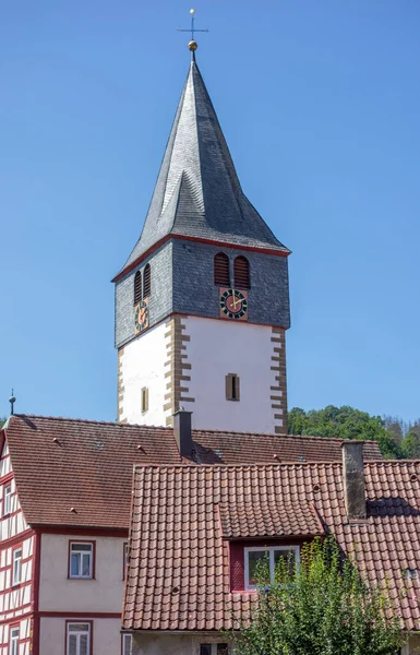 夏時間にドイツ南部のホーエンローエ地区にあるニーダーホールの時計塔 — ストック写真