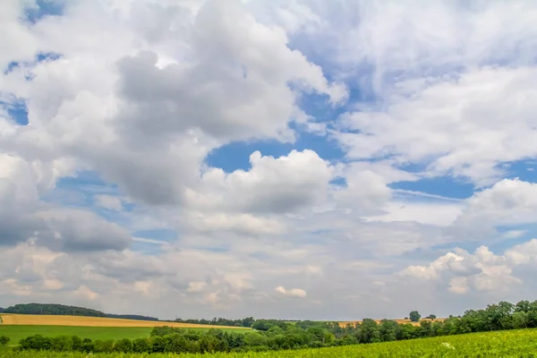 Paisagem Rural Panorâmica Sob Amplo Céu Parcialmente Nublado Hora Verão — Fotografia de Stock