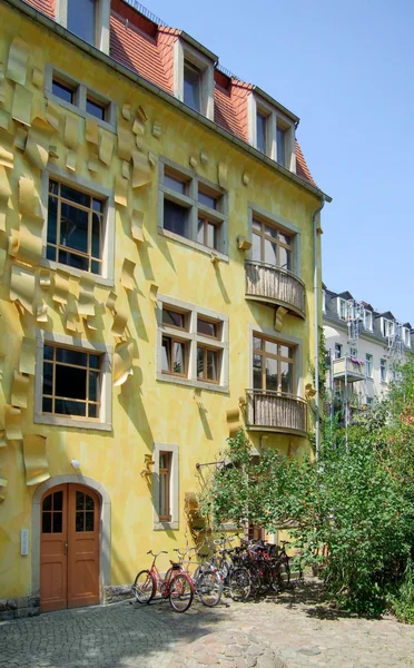 Casa amarela fachada — Fotografia de Stock