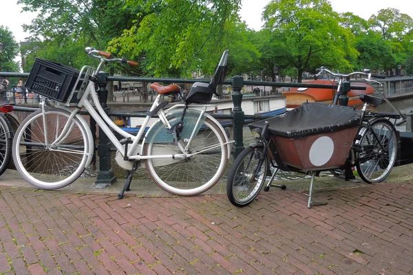 Cyklar i amsterdam — Stockfoto