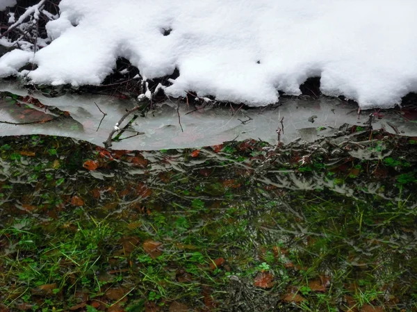 Águas de inverno borda — Fotografia de Stock