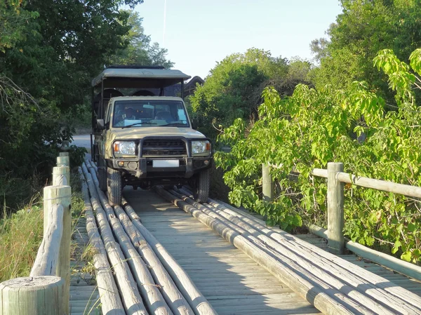 Veículo fora de estrada na ponte de madeira — Fotografia de Stock