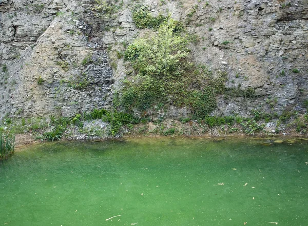 Lago em uma pedreira de cascalho — Fotografia de Stock