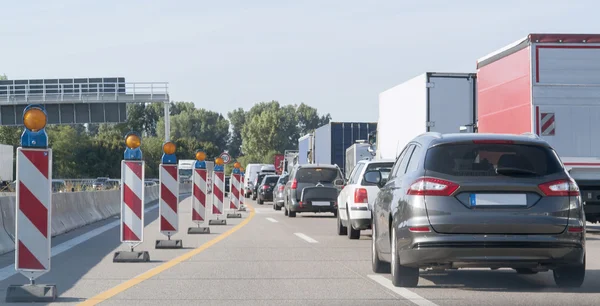 Autobahn mit Bauland und Stau — Stockfoto