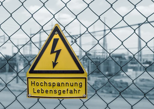 Hochspannungs-Warnschild — Stockfoto