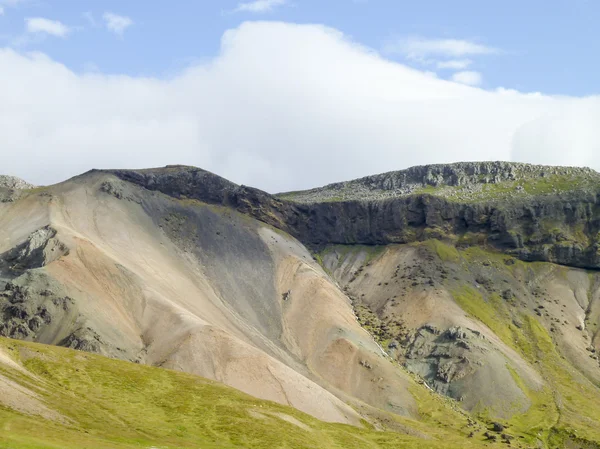 İzlanda'daki dağ manzarası — Stok fotoğraf