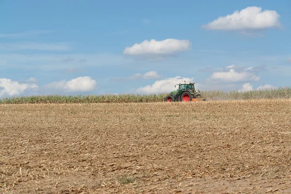 Fältet och traktor — Stockfoto