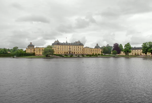 Slottet heter Drottningholms slott nära Stockholm i Sverige — Stockfoto