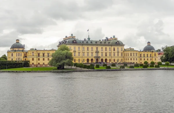 Hrad s názvem Drottningholmský palác nedaleko Stockholmu ve Švédsku — Stock fotografie