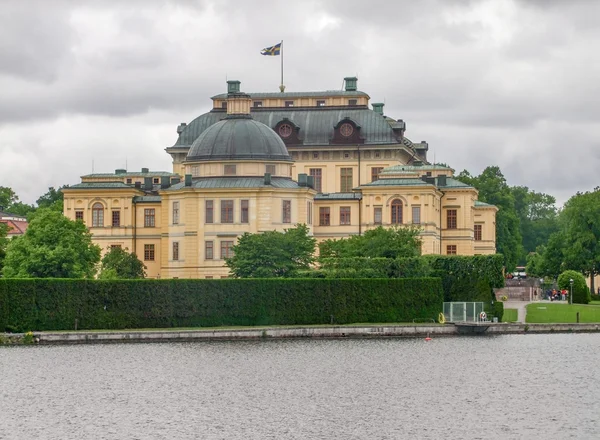 Zamek o nazwie pałacu Drottningholm w Sztokholmie w Szwecji — Zdjęcie stockowe