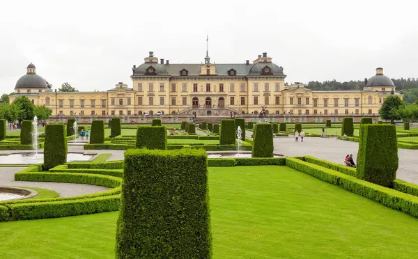 Hrad s názvem Drottningholmský palác nedaleko Stockholmu ve Švédsku — Stock fotografie