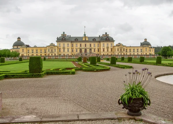 Hrad s názvem Drottningholmský palác nedaleko Stockholmu ve Švédsku — Stock fotografie