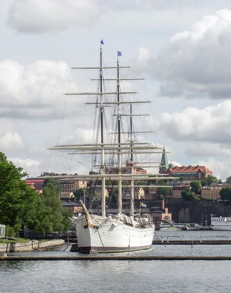 Zeilschip verankering in Stockholm, de hoofdstad van Zweden — Stockfoto