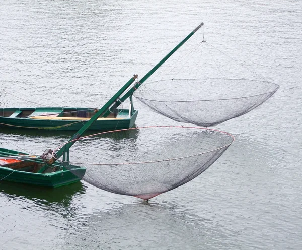 Barcos com redes de pesca — Fotografia de Stock