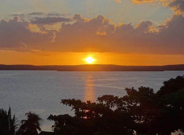 Coucher de soleil côtier à Cuba, une île dans la mer des Caraïbes — Photo